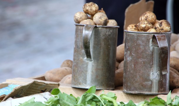 Don't you just love the old-fashioned measuring tins at Finnish market places?